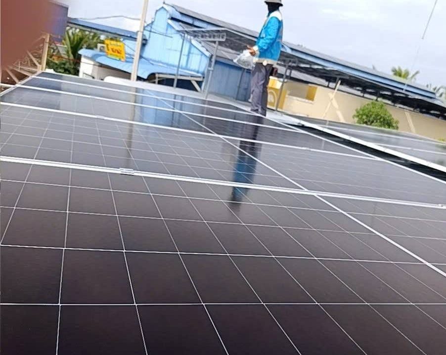 Dàn tấm pin năng lượng mặt trời trên mái nhà ở An Phú, An Giang do Minh Thắng Solar lắp