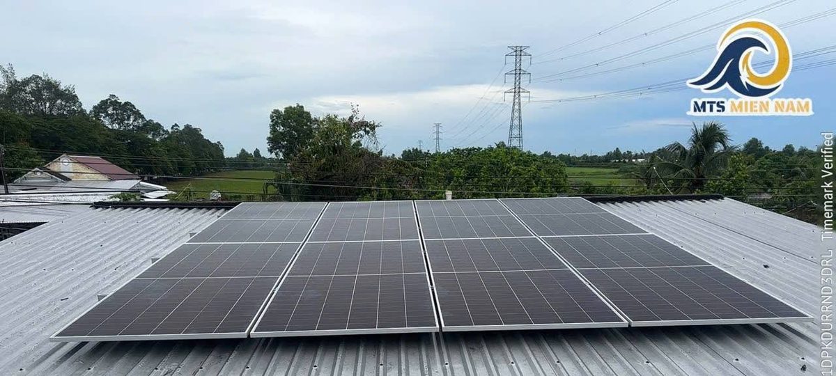 Dàn pin năng lượng mặt trời trên mái tôn của một hộ gia đình ở Cần Thơ