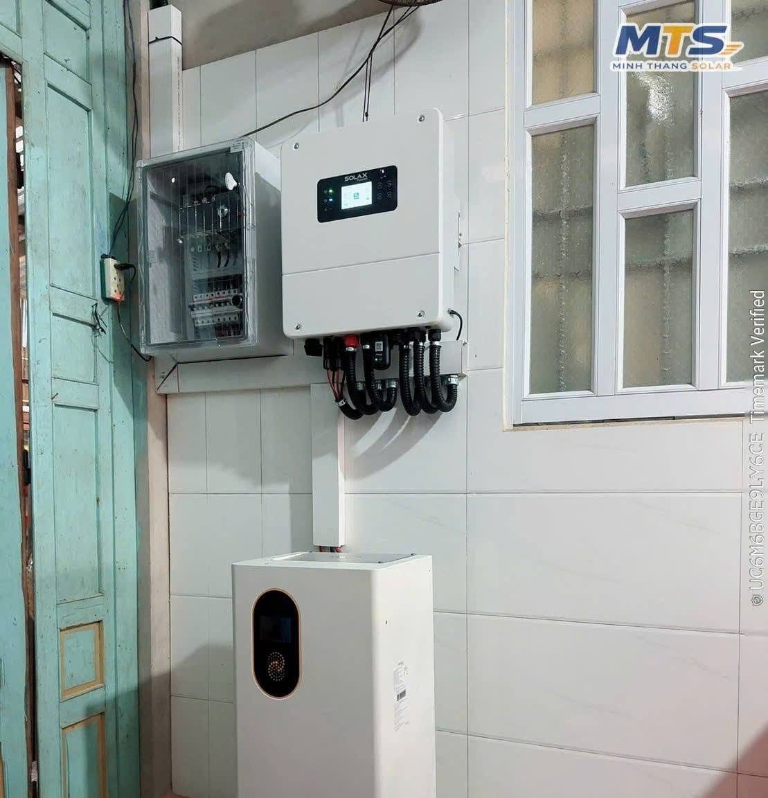 Biến tần hybrid và pin lưu trữ lắp trong nhà một hộ gia đình ở Đồng Tháp