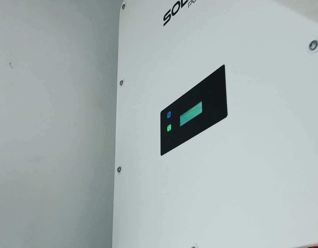 Biến tần hybrid SolaX 50 kW lắp trong phòng máy khách sạn Hoàng Giang