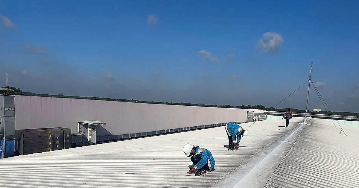 Thợ Minh Thắng Solar lắp tấm pin năng lượng mặt trời trên mái tôn
