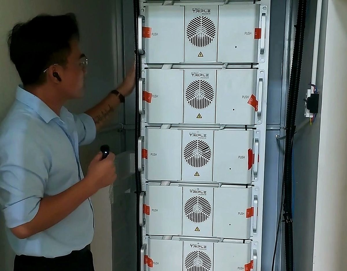 Kỹ sư Minh Thắng Solar kiểm tra tủ pin lưu trữ 100 kWh của khách sạn ở Đức Hòa