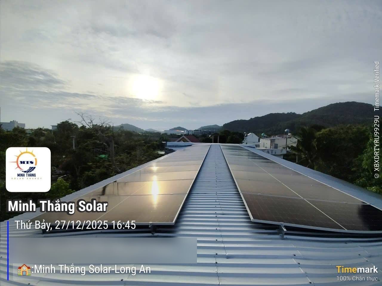 Hộ kinh doanh tại Hà Tiên – 22 kWp hybrid, 12/2025 – Dàn pin trên mái tôn, biến tần hybrid có pin lưu trữ. Sau khoảng 9 tháng hệ phát 19,6 MWh, trung bình 3,1 kWh/kWp/ngày (SolisCloud).