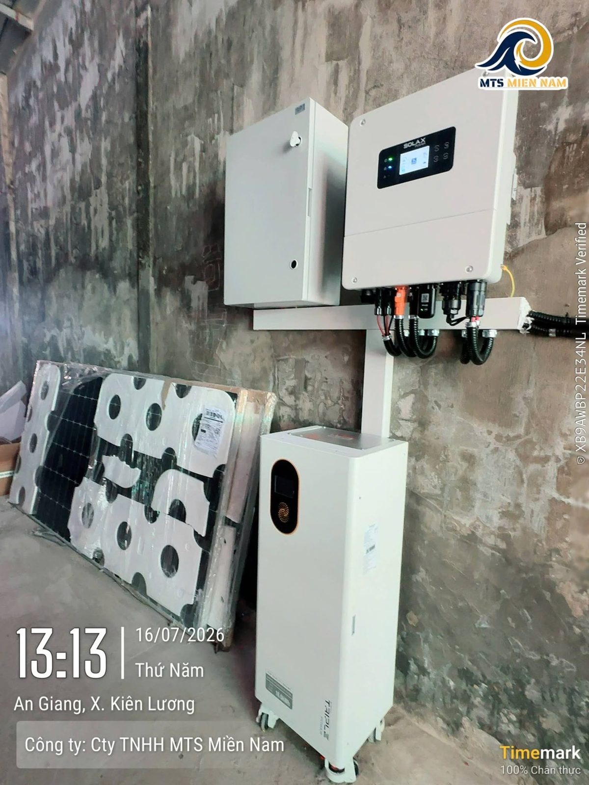 Công trình tại Kiên Lương – 07/2026 – Dàn pin trên mái tôn, biến tần hybrid và pin lưu trữ dạng tủ đứng.