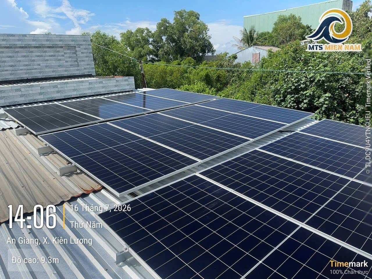 Công trình tại Kiên Lương – 07/2026 – Dàn pin trên mái tôn, biến tần hybrid và pin lưu trữ dạng tủ đứng.