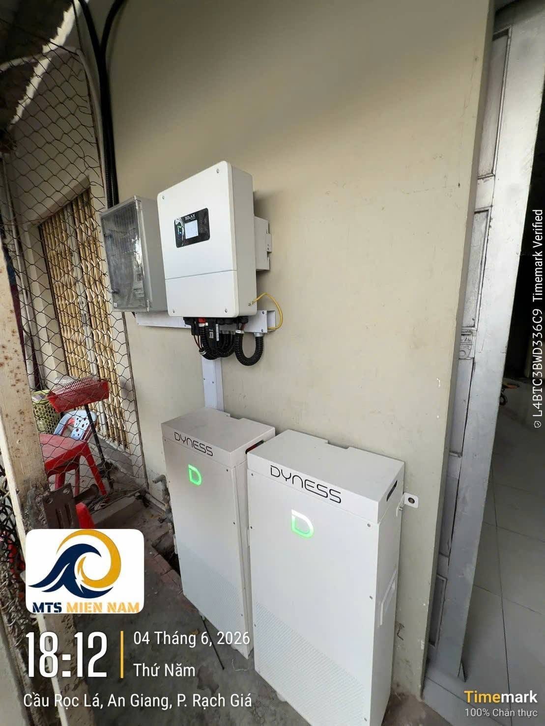 Công trình tại phường Rạch Giá – 06/2026 – Dàn pin trên mái tôn, 2 tủ pin lưu trữ Dyness lắp trong nhà.