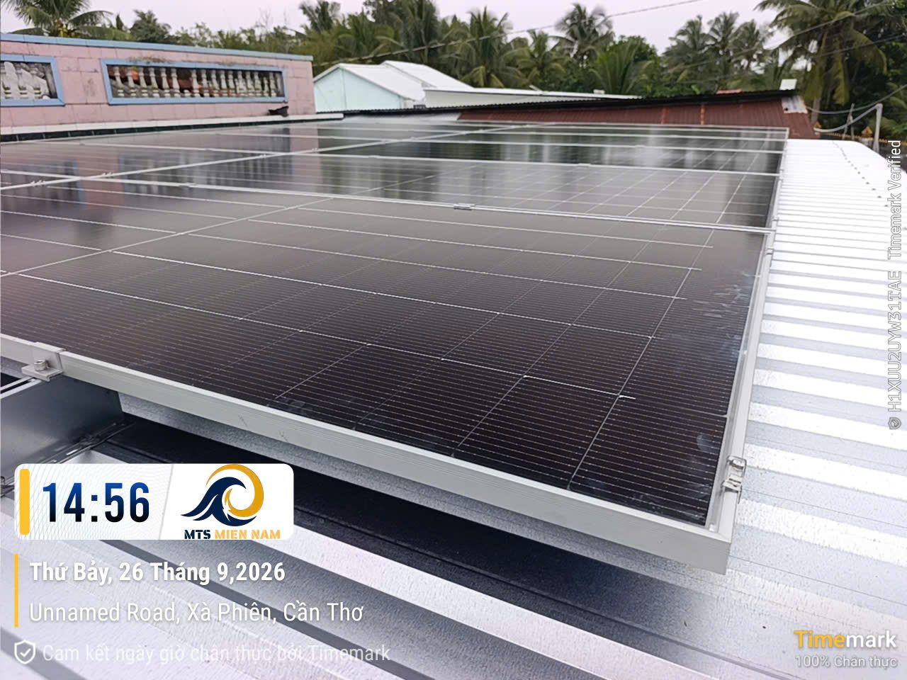 Hộ gia đình tại xã Xà Phiên – 09/2026 – Dàn pin trên mái tôn, biến tần hybrid và pin lưu trữ SUNBOX; chủ nhà xem sản lượng qua ứng dụng.