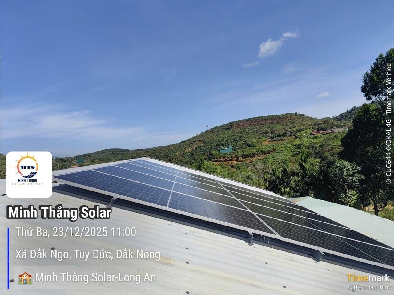 Công trình tại Tuy Đức (Đắk Nông cũ) – 12/2025 – Dàn pin trên mái tôn vùng đồi, biến tần SolaX đấu nối gọn trong nhà.