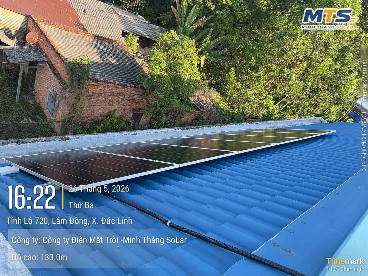Hộ gia đình tại Đức Linh – 05/2026 – Dàn pin trên mái tôn sóng ngói, biến tần hybrid và tủ pin lưu trữ 16 kWh.