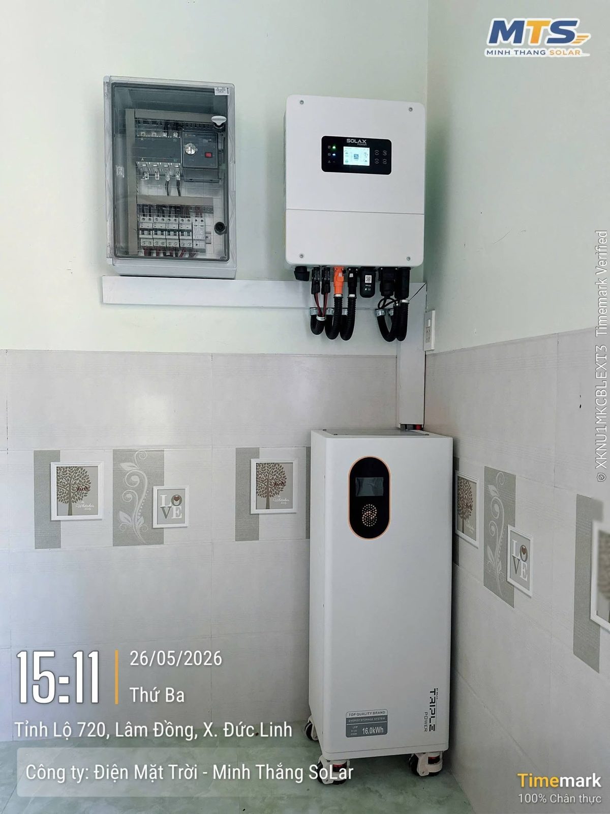 Hộ gia đình tại Đức Linh – 05/2026 – Dàn pin trên mái tôn sóng ngói, biến tần hybrid và tủ pin lưu trữ 16 kWh.
