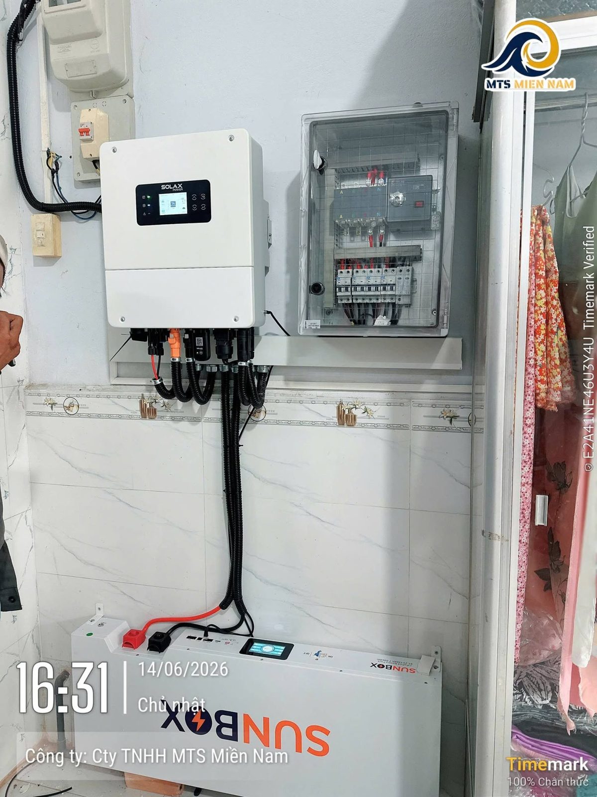 Hộ gia đình tại Tân Minh – 06/2026 – Dàn pin trên mái tôn, biến tần hybrid và pin lưu trữ SUNBOX.