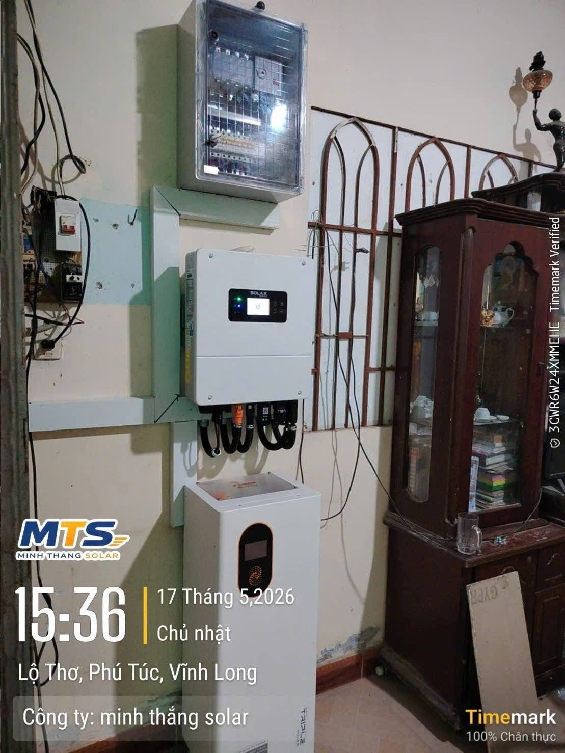 Hộ gia đình tại xã Phú Túc (Bến Tre cũ) – 05/2026 – Dàn pin trên mái tôn, biến tần hybrid, tủ điện và tủ pin lưu trữ lắp gọn một góc.
