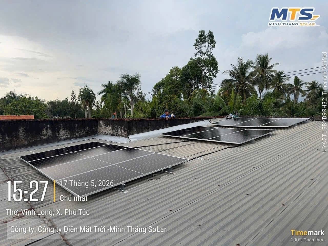 Hộ gia đình tại xã Phú Túc (Bến Tre cũ) – 05/2026 – Dàn pin trên mái tôn, biến tần hybrid, tủ điện và tủ pin lưu trữ lắp gọn một góc.