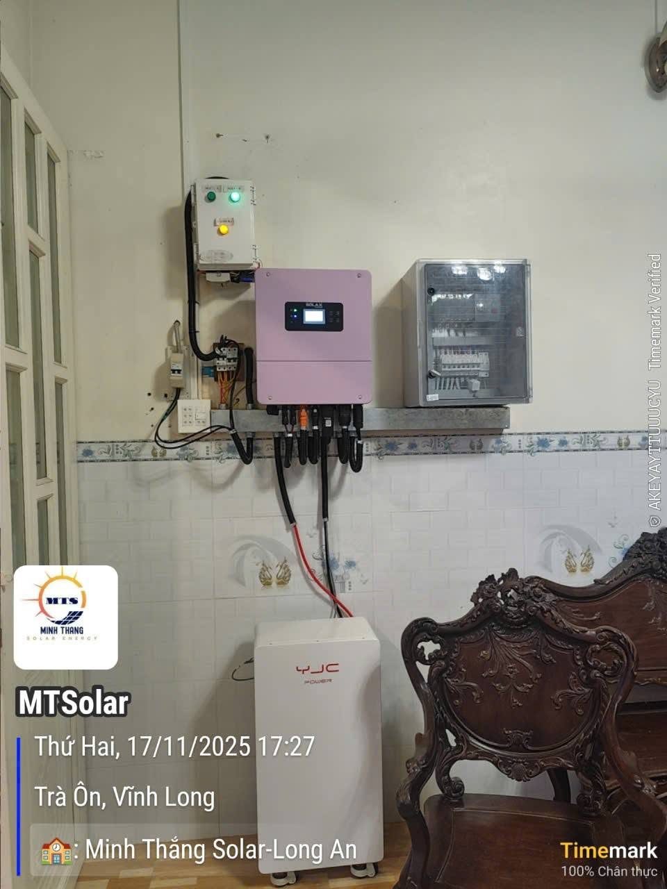 Hộ gia đình tại Trà Ôn – 11/2025 – Biến tần hybrid và pin lưu trữ YJC Power đặt trong nhà.