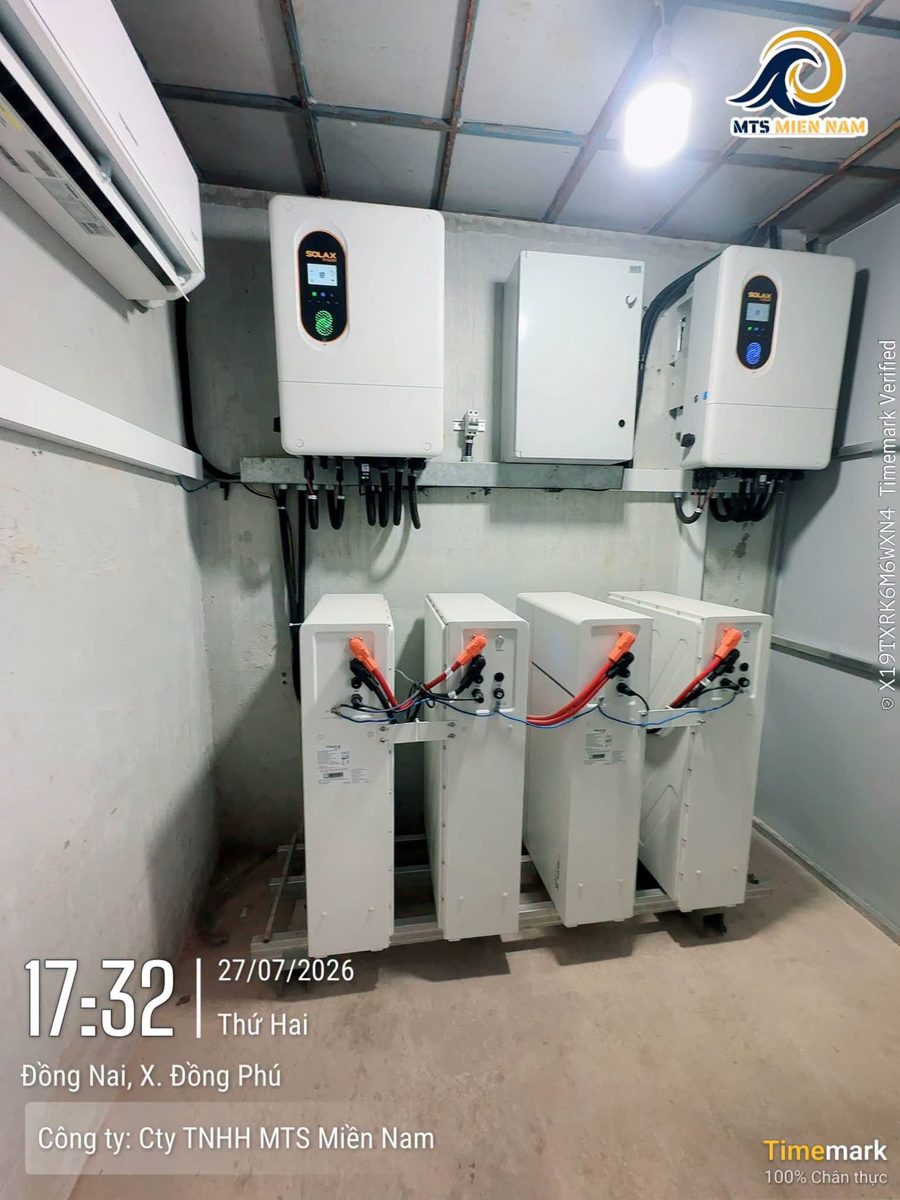 Công trình tại xã Đồng Phú – 07/2026 – Phòng kỹ thuật lắp 3 biến tần hybrid và 3 tủ pin lưu trữ, đấu nối hoàn thiện.