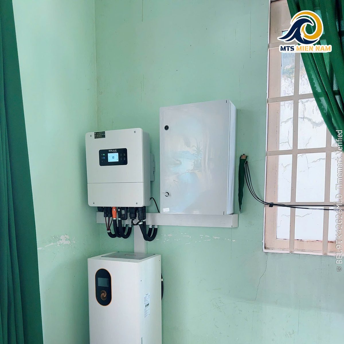 Cụm nhiều hộ liền kề tại Long Hưng – 08/2026 – Mỗi hộ một bộ biến tần SolaX và pin lưu trữ, thi công cùng đợt.