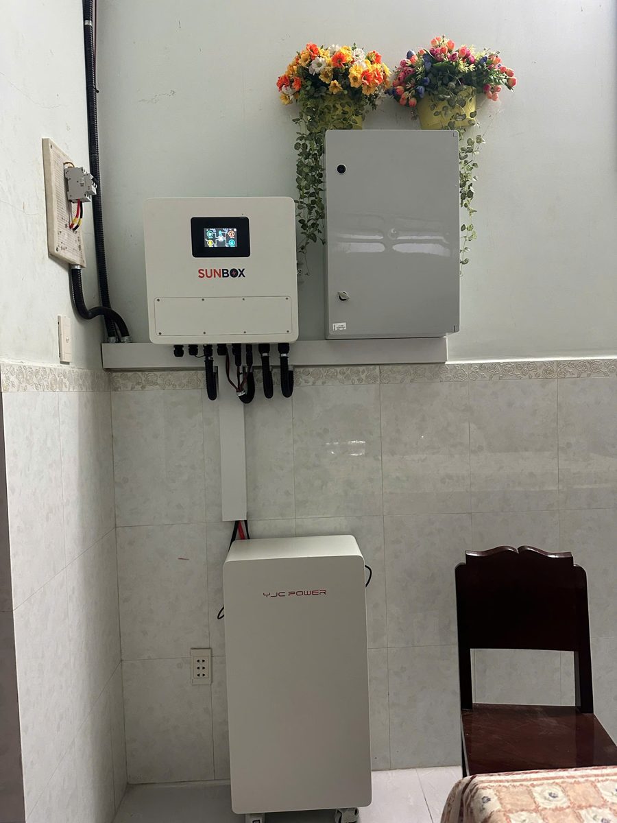 Hộ gia đình tại xã Đồng Sơn – 08/2026 – Dàn pin trên mái, biến tần hybrid và pin lưu trữ SUNBOX lắp trong nhà.