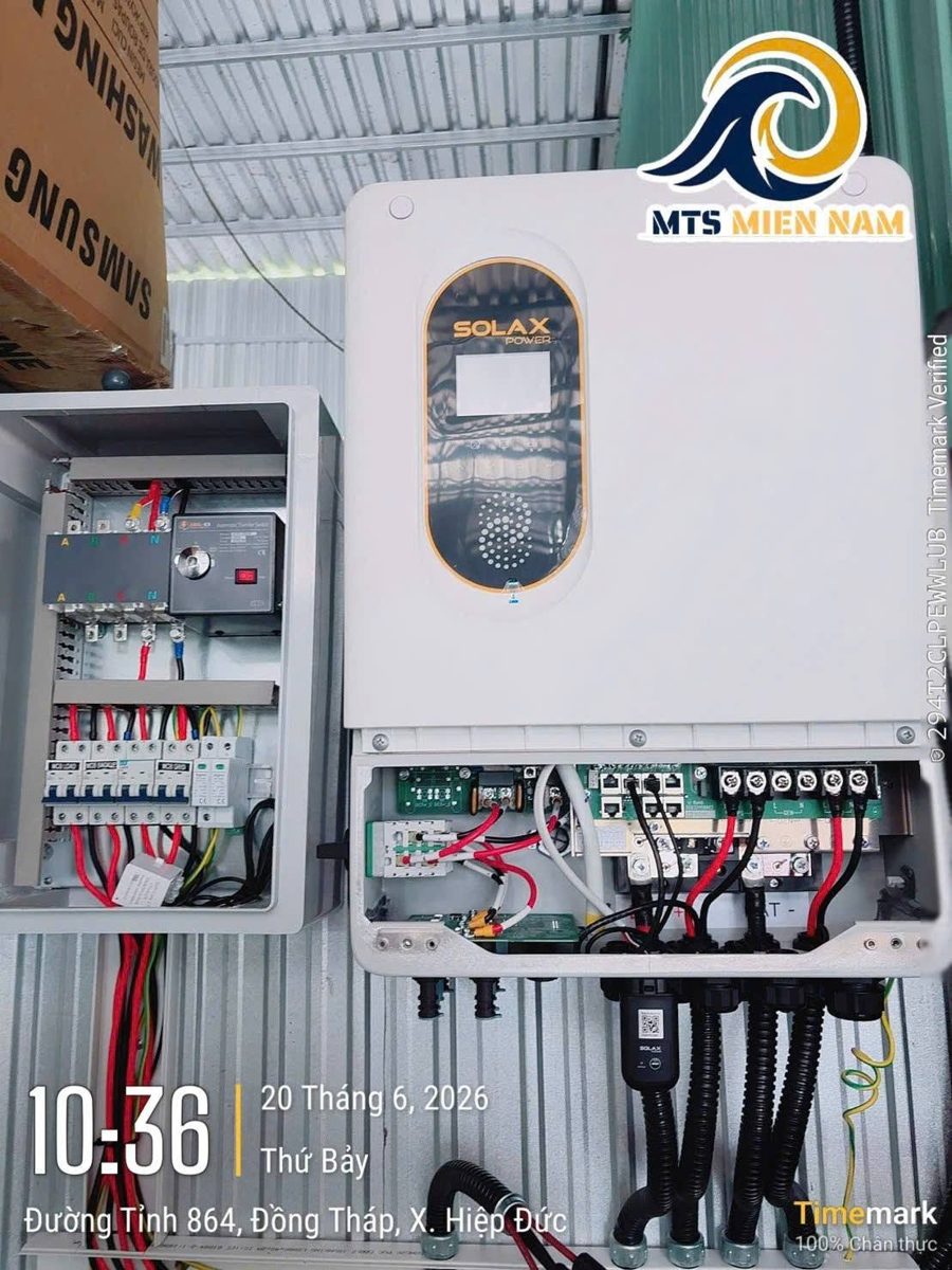 Công trình tại Hiệp Đức – 06/2026 – Dàn pin trên mái tôn, biến tần hybrid SolaX và tủ điện bảo vệ.