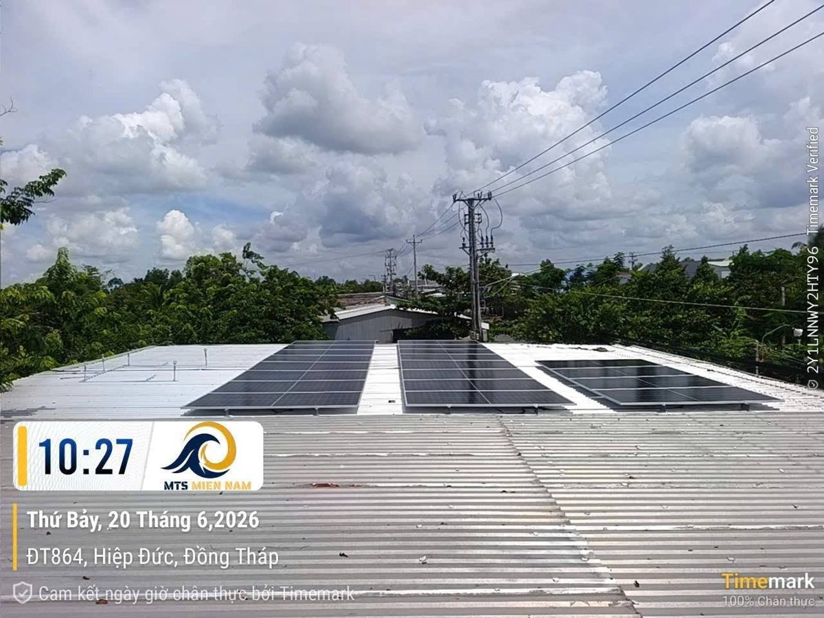 Công trình tại Hiệp Đức – 06/2026 – Dàn pin trên mái tôn, biến tần hybrid SolaX và tủ điện bảo vệ.