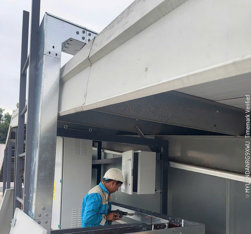 Lắp giá đỡ và máng cáp cho khu biến tần