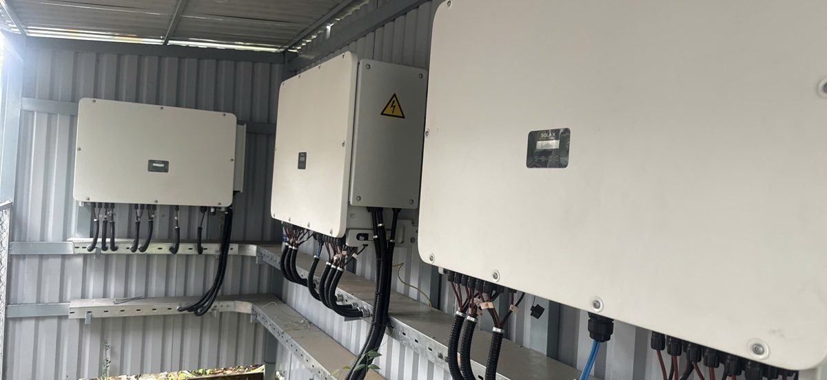 Phòng kỹ thuật với các biến tần SolaX