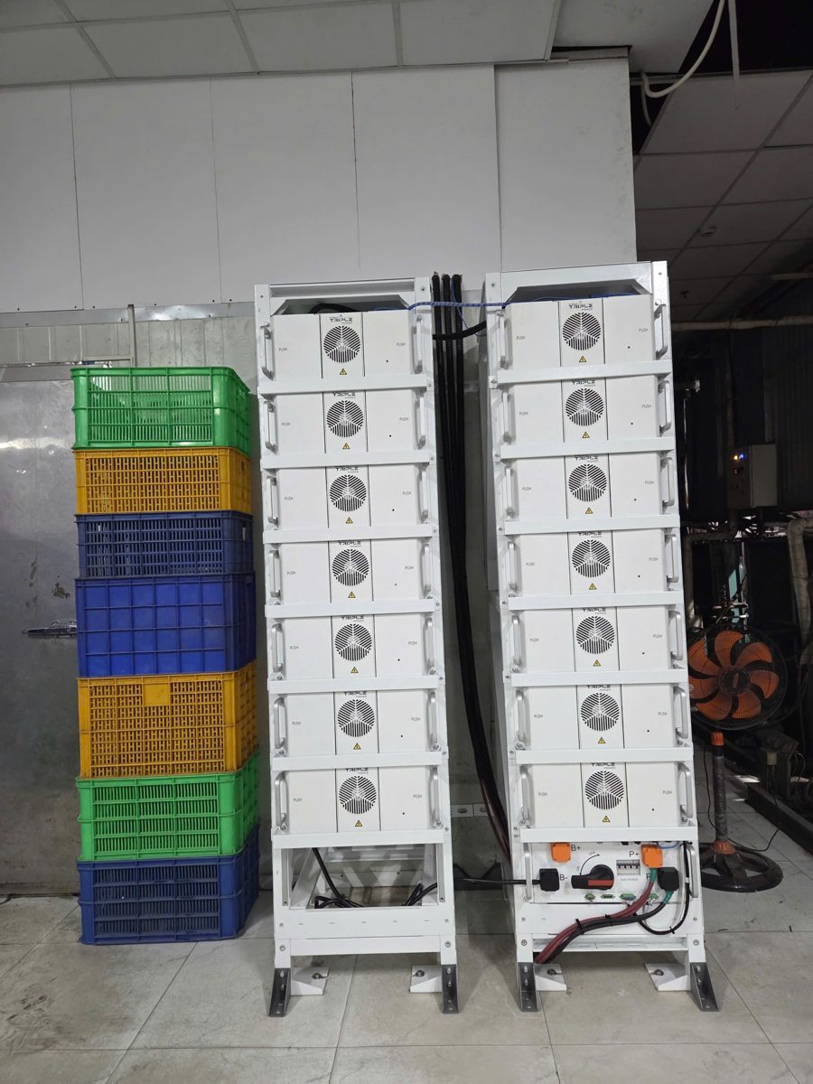 Hai tháp pin lưu trữ, mỗi tháp nhiều module xếp chồng