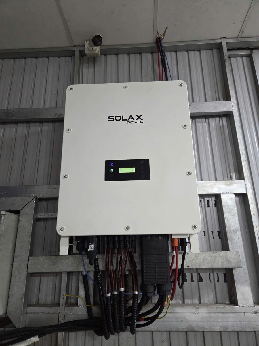 Biến tần SolaX treo tường, cáp đi gọn phía dưới