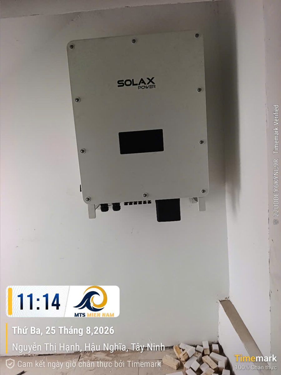 Hộ gia đình tại Hậu Nghĩa – 08/2026 – Biến tần SolaX 3 pha kèm tủ pin lưu trữ dạng rack nhiều module.