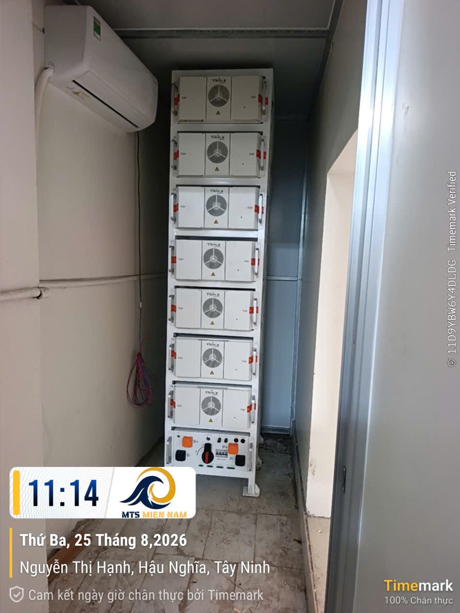 Hộ gia đình tại Hậu Nghĩa – 08/2026 – Biến tần SolaX 3 pha kèm tủ pin lưu trữ dạng rack nhiều module.