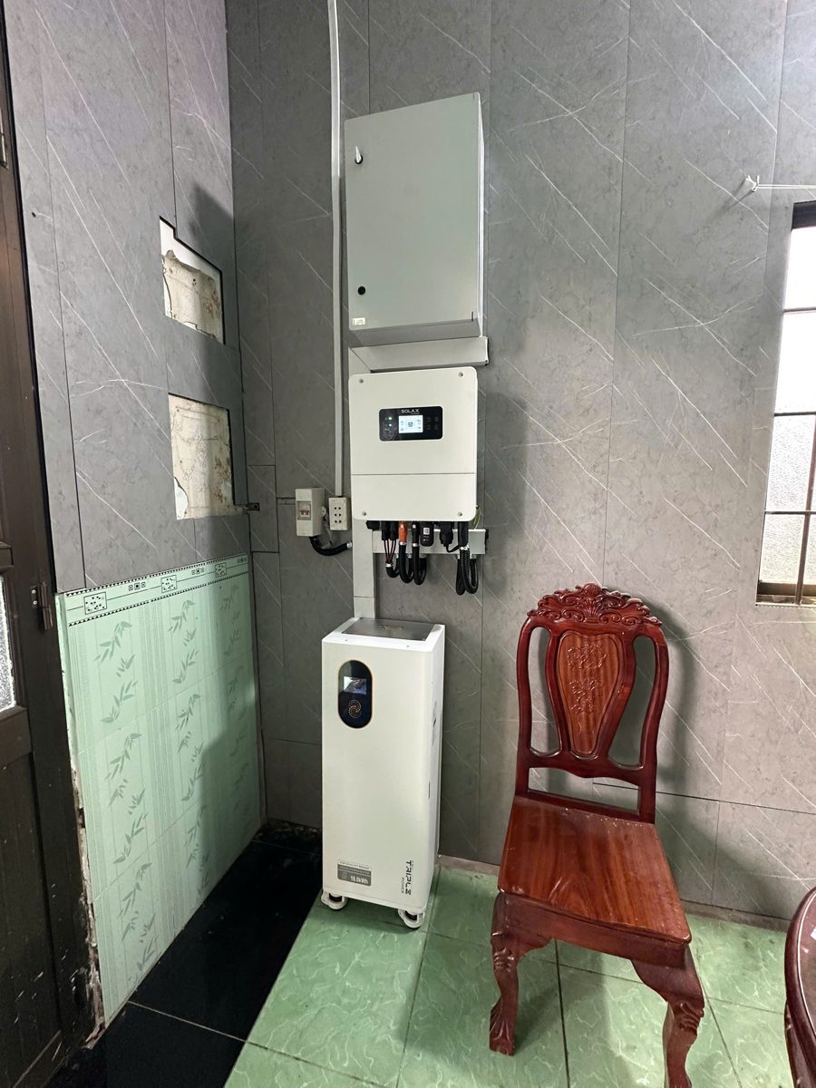 Hộ gia đình tại Thạnh Thới, Cần Giờ – 09/2026 – Dàn pin trên mái bằng, biến tần hybrid và pin lưu trữ SolaX Triple Power 16 kWh lắp trong nhà.