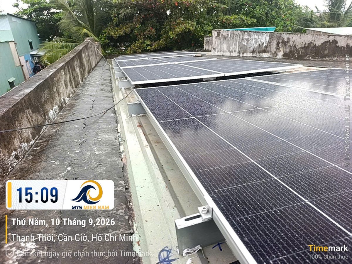Hộ gia đình tại Thạnh Thới, Cần Giờ – 09/2026 – Dàn pin trên mái bằng, biến tần hybrid và pin lưu trữ SolaX Triple Power 16 kWh lắp trong nhà.