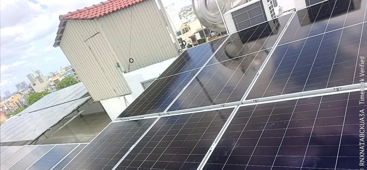 Tòa nhà tại phường Tân Sơn Nhất – 08/2026 – Giàn pin diện tích lớn trên sân thượng, biến tần SolaX và tủ điện phân phối.