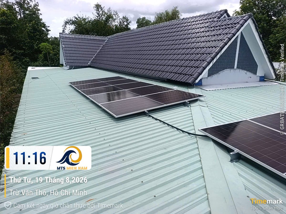 Hộ gia đình tại xã Trừ Văn Thố – 08/2026 – Dàn pin trên mái tôn, biến tần hybrid và pin lưu trữ SolaX Triple Power.